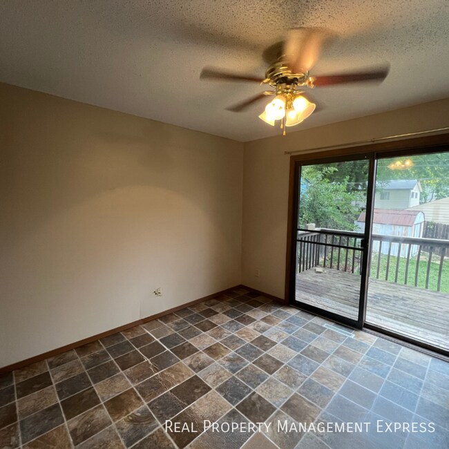 Foto del edificio - 3 Bedroom 2.5 Bathroom side-by-side duplex with lots of updates