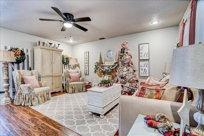 Building Photo - Quaint Rogers Home!