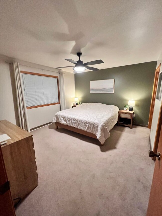 Foto del edificio - Large 3 bedroom available soon!