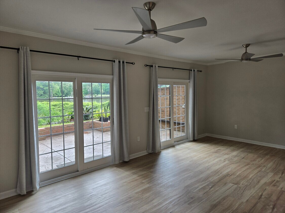 Foto del edificio - 5027 Forest Lake Pl