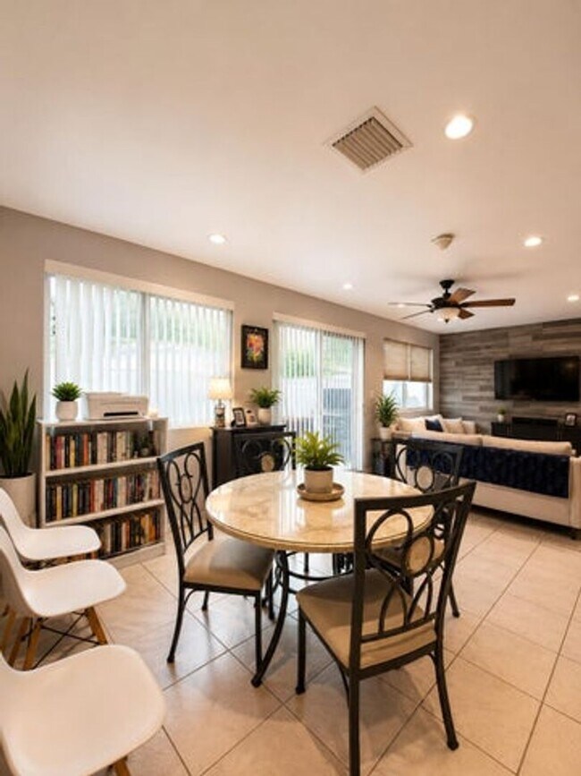 Foto del edificio - 101 SW 64th Ave
