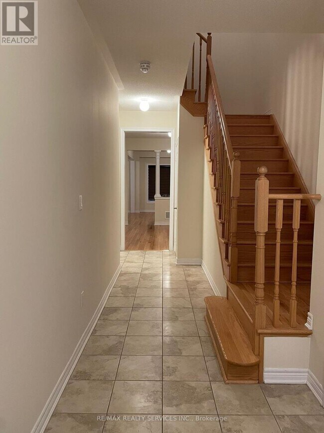 Building Photo - 74 Yardley Cres