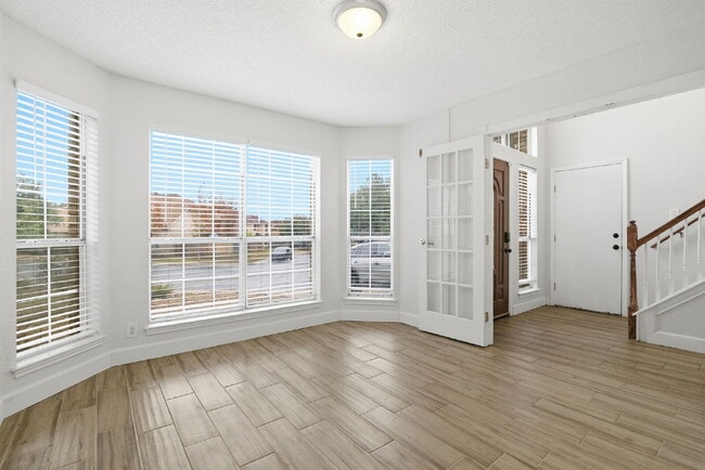 Building Photo - Modern Living Near UTSA/USAA: Quiet Cul-de-Sac with BONUS Space