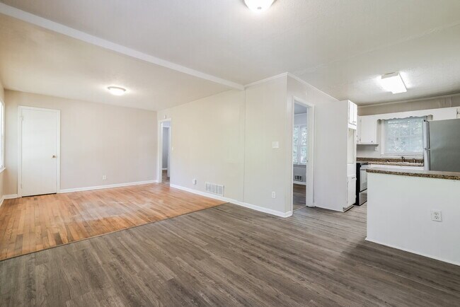 Building Photo - 6103 Blackhawk Trail SE