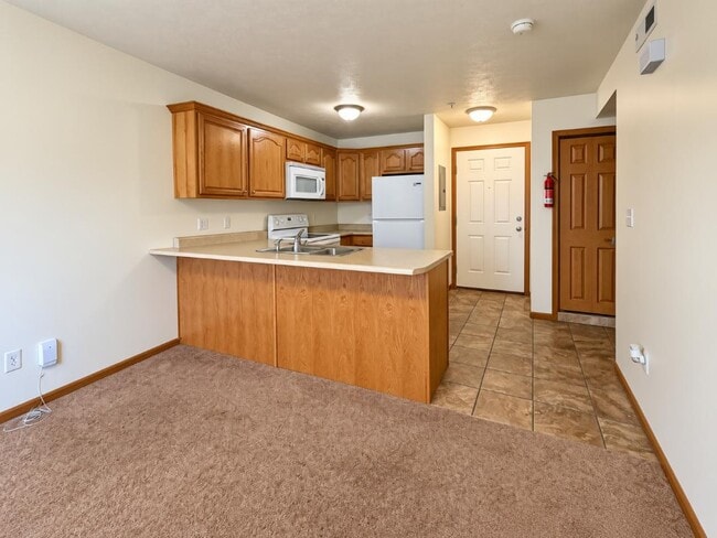 Building Photo - 323 Creekside Dr