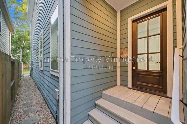 Building Photo - 828 W 26th St