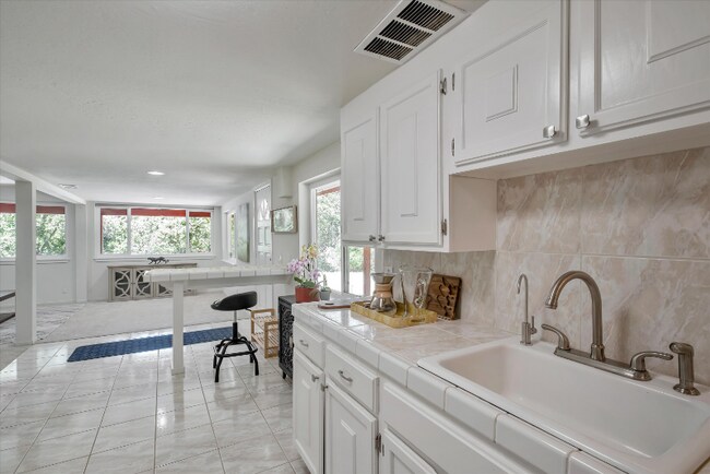 Building Photo - 25610 Soquel San Jose Rd