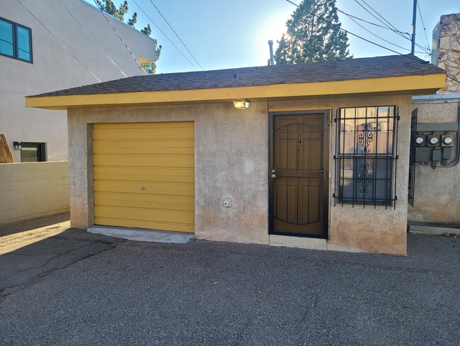 RARELY AVAILABLE. PRIVATE ENTRANCE. YOUR OWN PRIVATE PARKING LOT. ATTACHED GARAGE. WROUGHT-IRON. - 522 Wellesley Dr SE