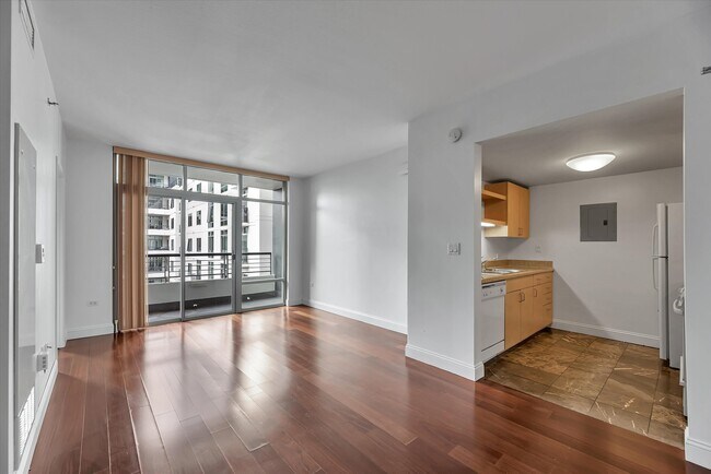 Building Photo - 425 W Beech St