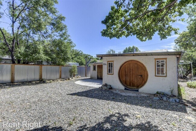 Building Photo - 727 Dameron Dr