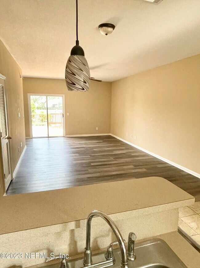 Building Photo - 549 Scrub Jay Dr