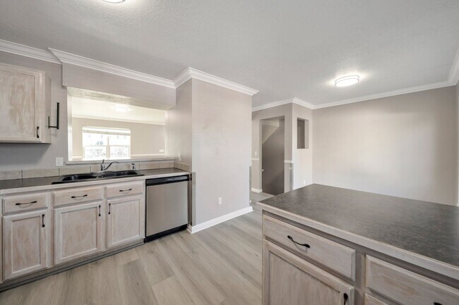 Foto del edificio - Modern 3 Bed, 3 Bath Home with Central Air...