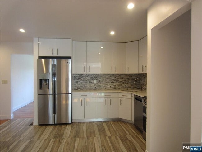 Building Photo - 423 Leonhardt Dr