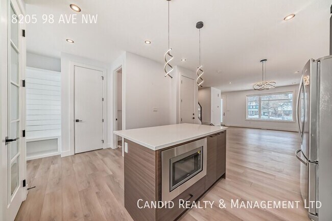 Building Photo - Modern 1 bedroom garden unit close to Downtown with lots of parking.