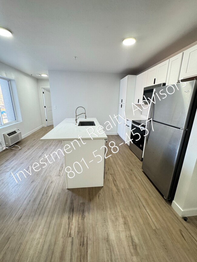 Building Photo - Completely Renovated Apartment!