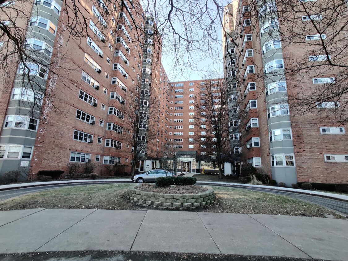 Primary Photo - 4950 N Marine Dr