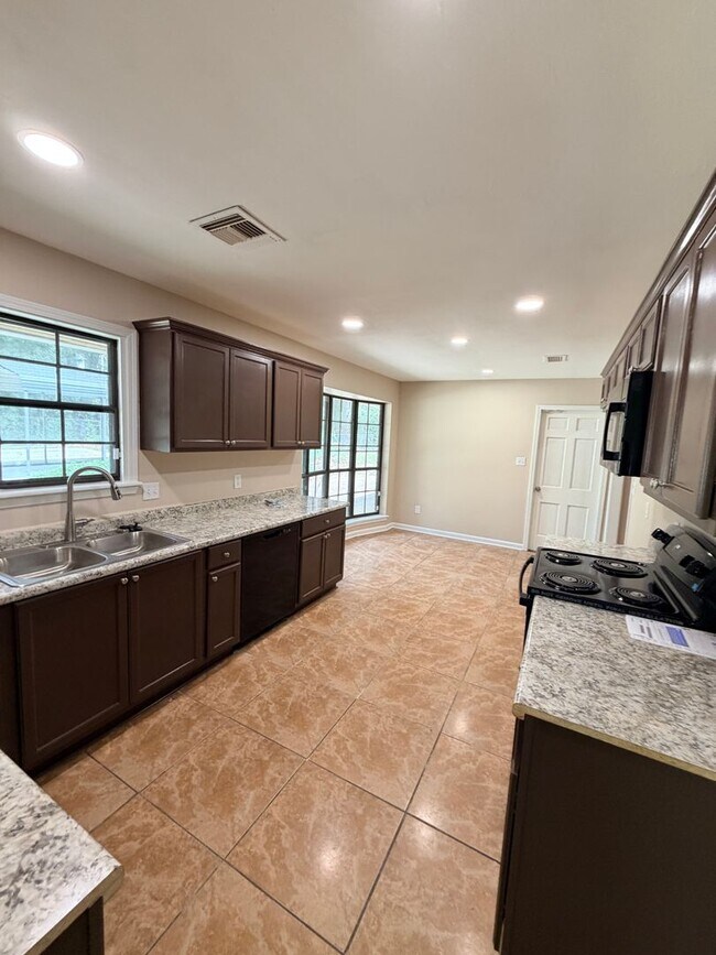 Foto del edificio - Just minutes to I-49 and I-220...