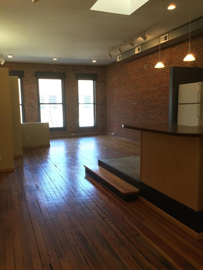 Foto del edificio - 220-224 E 4th St