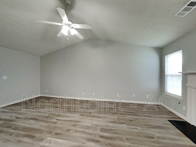 Building Photo - 520 Village Cir
