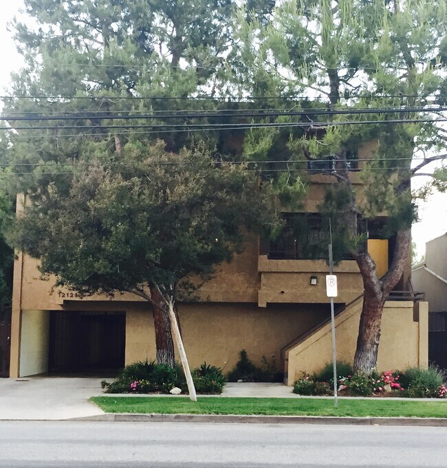 Building Photo - 12121 Moorpark St