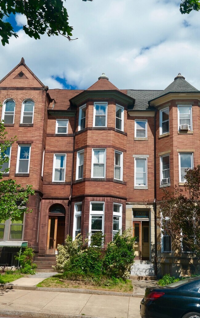 Foto del edificio - For Rent: Charming Living on St. Paul Street MD 21218 – Your Urban Retreat Awaits!
