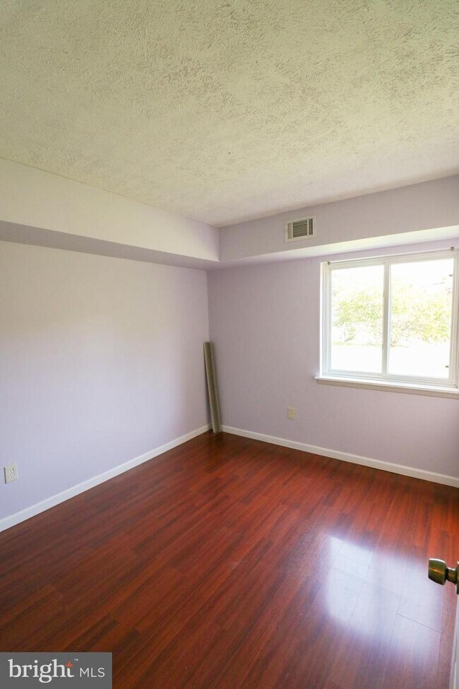 Building Photo - 7950 Seven Woods Dr