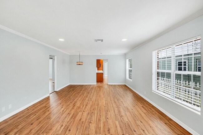 Foto del edificio - Beautifully Renovated 3BR/2BA Home in Sought-After Mills 50 – Corner Lot!