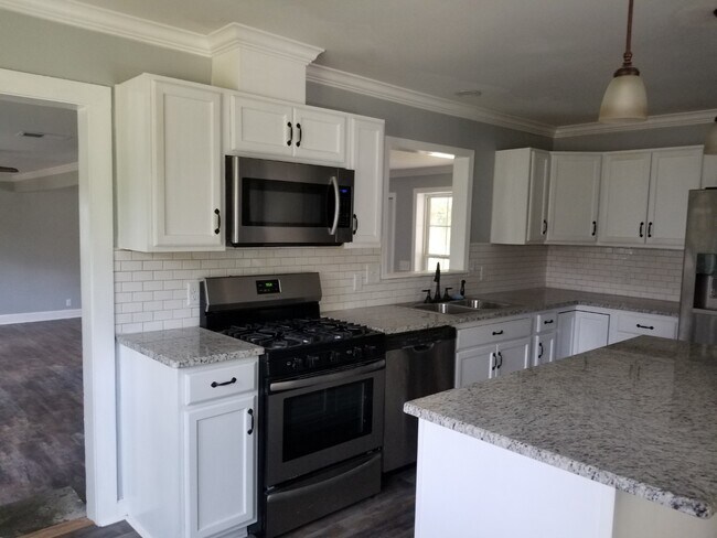 Building Photo - UPDATED HOME!