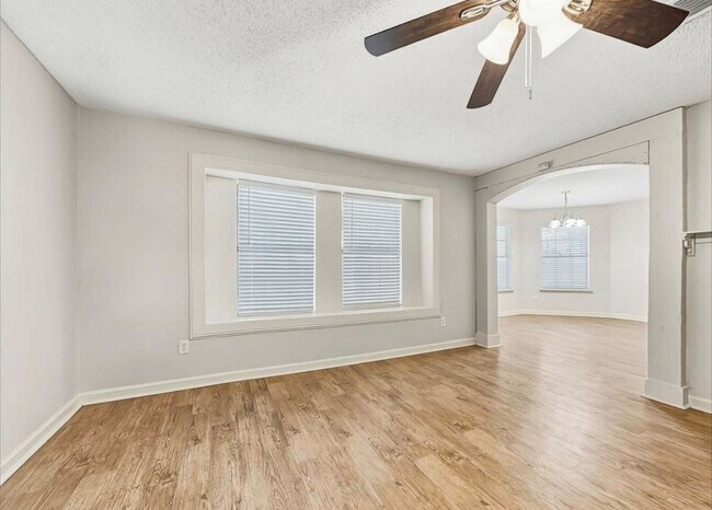 Foto del edificio - 5201 Waltham Ct
