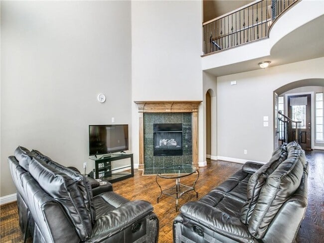Building Photo - 1702 Tulare Dr