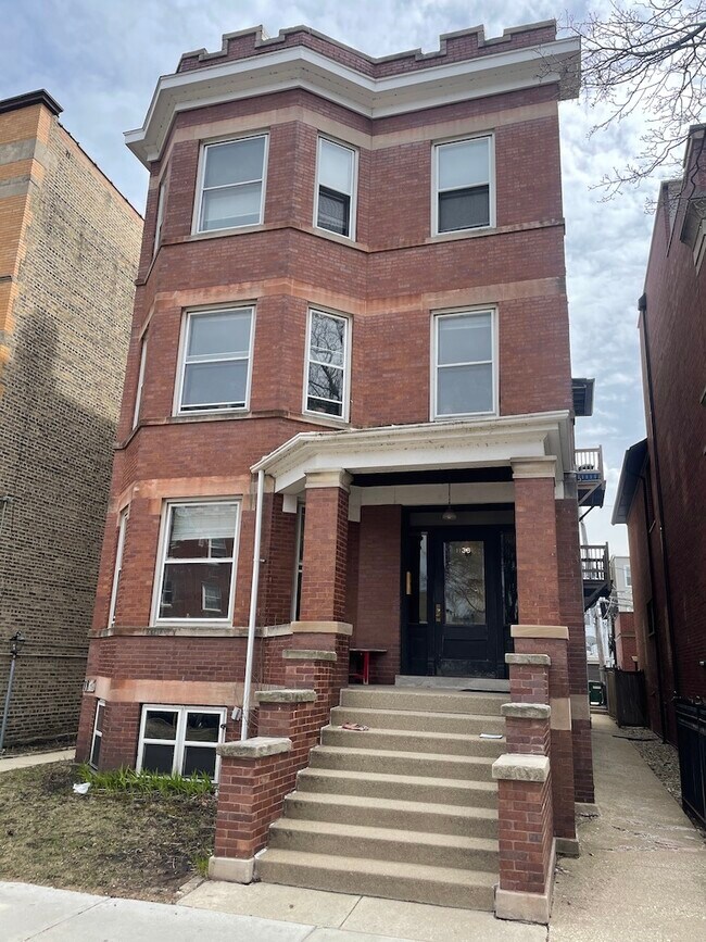 Building Photo - 1131 W Wellington Ave