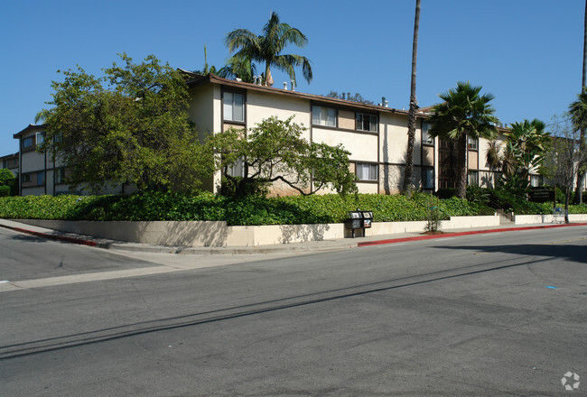 Building Photo - La Cumbre Plaza Apartments