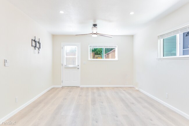 Building Photo - 2 br, 1 bath House - 194 4th Street, Unit B