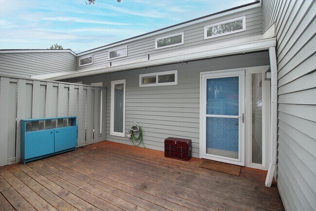 Building Photo - Two-Level Renovated 2 Bed Lake Oswego Condo in Desirable Mountain Park Neighborhood