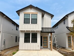 Building Photo - 9902 NE 46th Ct