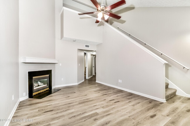 Building Photo - 10418 Pinoak View Dr
