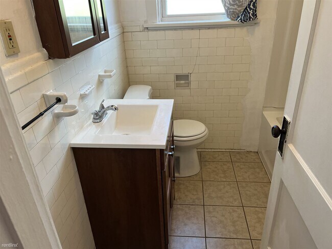 Building Photo - 3 br, 1 bath Duplex - (Dormont) (Close To ...