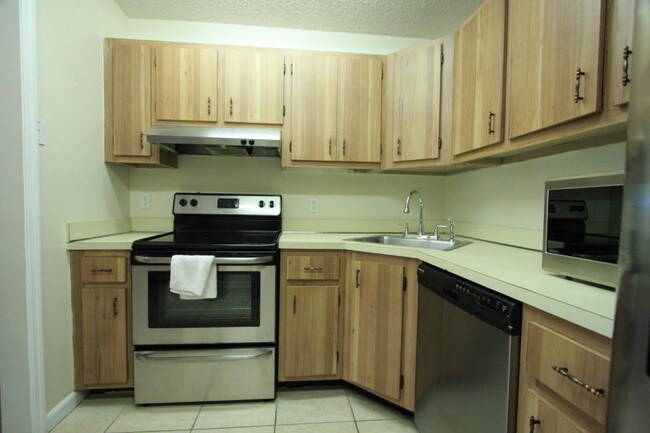 Building Photo - 1/1 Condo in Pine Ridge