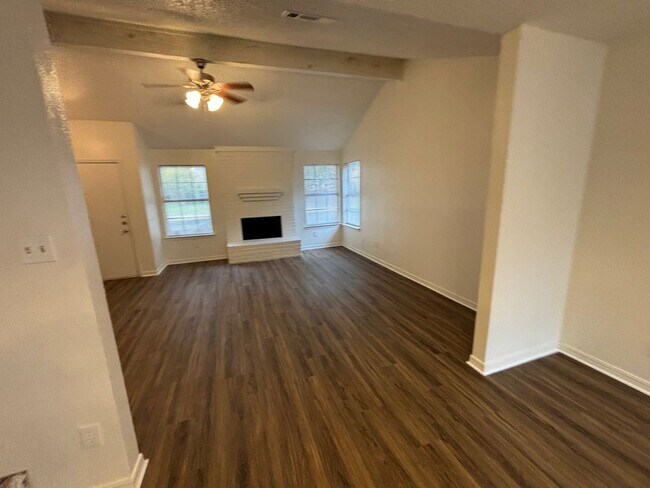 Foto del edificio - Nice single story home in Grand Prairie-Oak Hollow