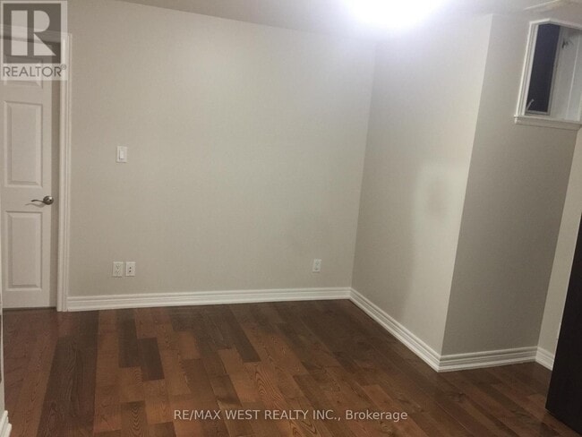 Photo du bâtiment - 150 Wiltshire Ave