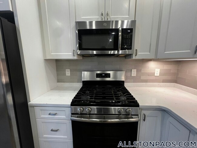 Building Photo - 79 Linden St