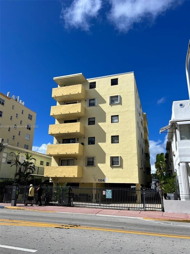 Primary Photo - 1334 Collins Ave