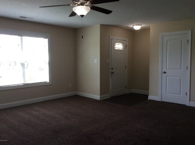 Building Photo - 405 Midnight Dr