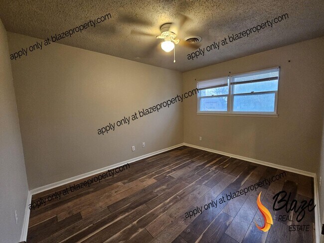 Building Photo - Move in before Thanksgiving and treat your...
