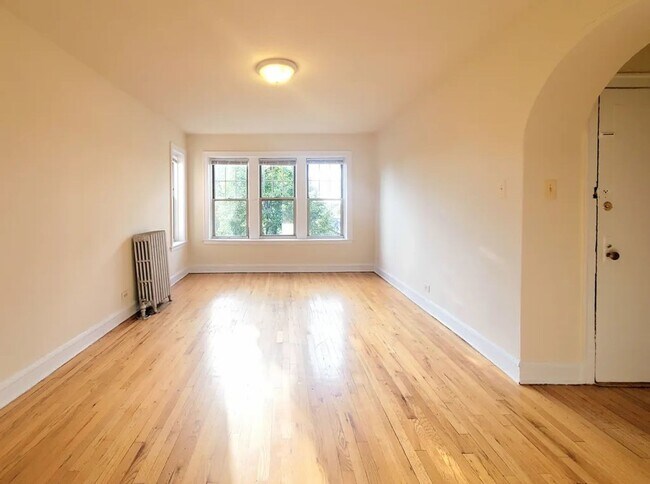 Foto del edificio - Belmont Cragin 2 Bed/1 Bath ~ Heat Included ~ Income Guidelines Apply