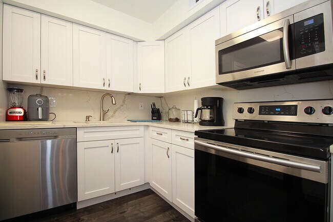 Building Photo - 9840 Pineapple Tree Dr