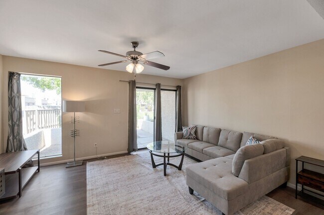 Foto del edificio - Charming 2-bedroom, 2.5-bathroom condo with a garage in Scottsdale, AZ