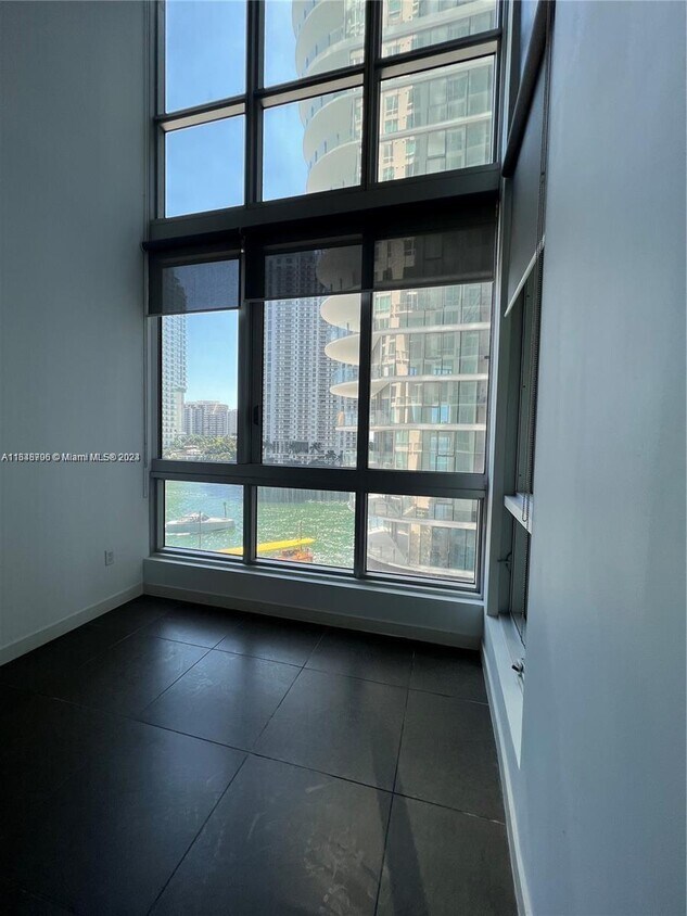 Primary Photo - 300 S Biscayne Blvd
