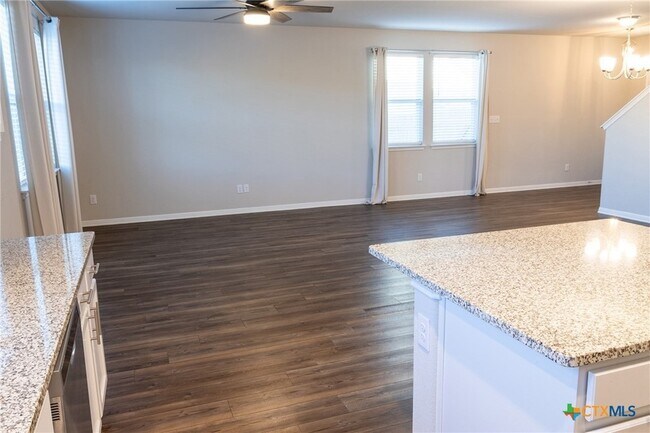 Foto del edificio - 366 Silver Springs Bend