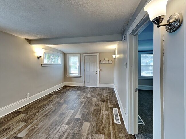 Foto del edificio - 2068 Reaney Ave E